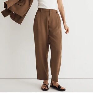 Madewell Pleated Tapered-Leg Pants in Easygoing Crepe, size 6